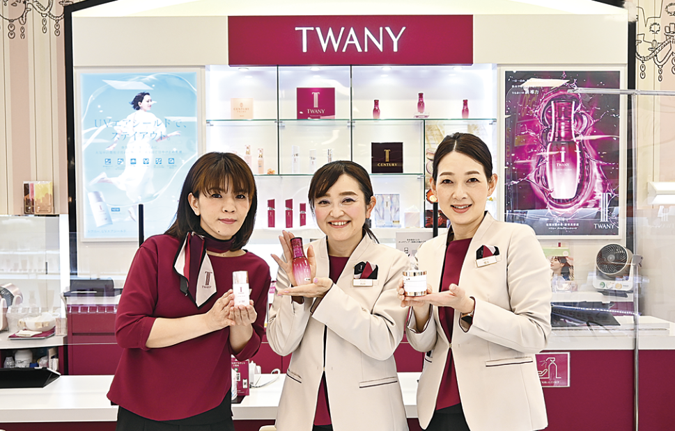 Kao Beauty Brandsは24の化粧品ブランドを展開している。その一つ、TWANY（トワニー）は、全国に約2000店舗を展開。写真は「イオンモール茨木」のトワニーカウンターで一人ひとりに寄り添ったカウンセリングを行う中野郁美さん、西田沙織さん、櫻井望さん（左から）