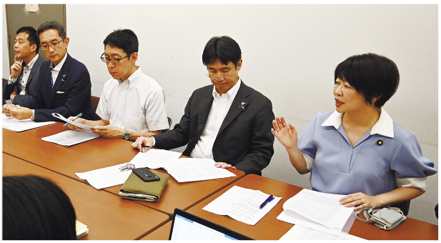 上は羽生田副大臣に対して要請書を手交する松浦会長（中央）。下は担当部局との意見交換で現場の声を伝える田村議員（右端）